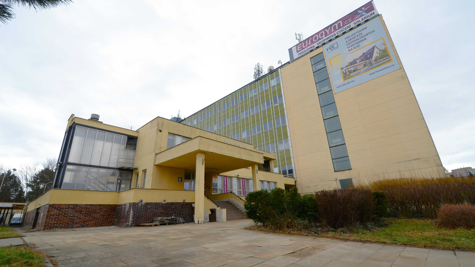 Pohled na vstup do budovy B. Jedná se o budovu bývalého Telecomu v Olomouci.