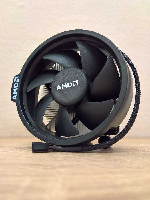 Chladič AMD Wraith Stealth - učinný chladič na socket AM4