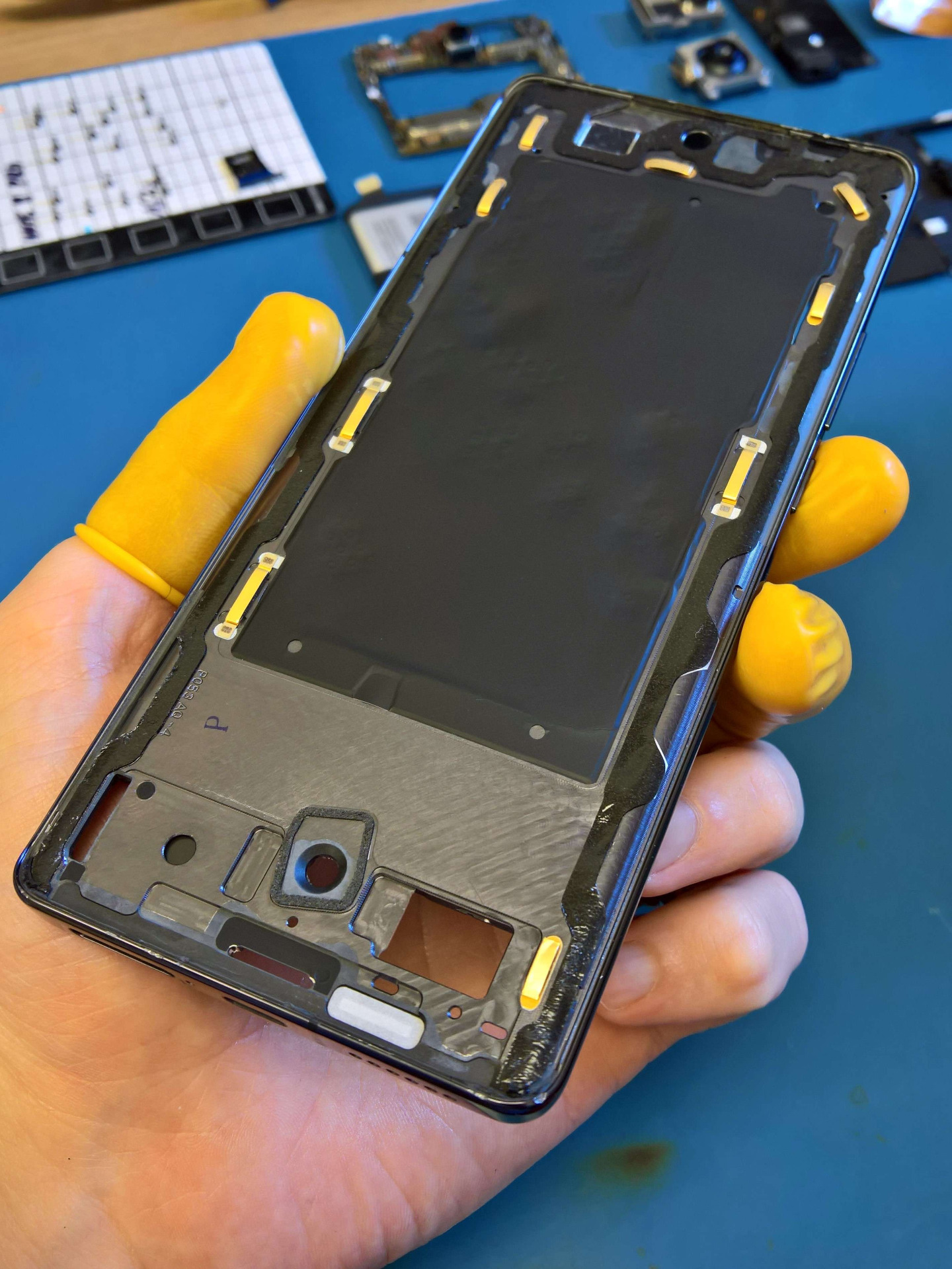 Kompletně očištěný rám telefonu Vivo X100 Pro od střepů a střípků.