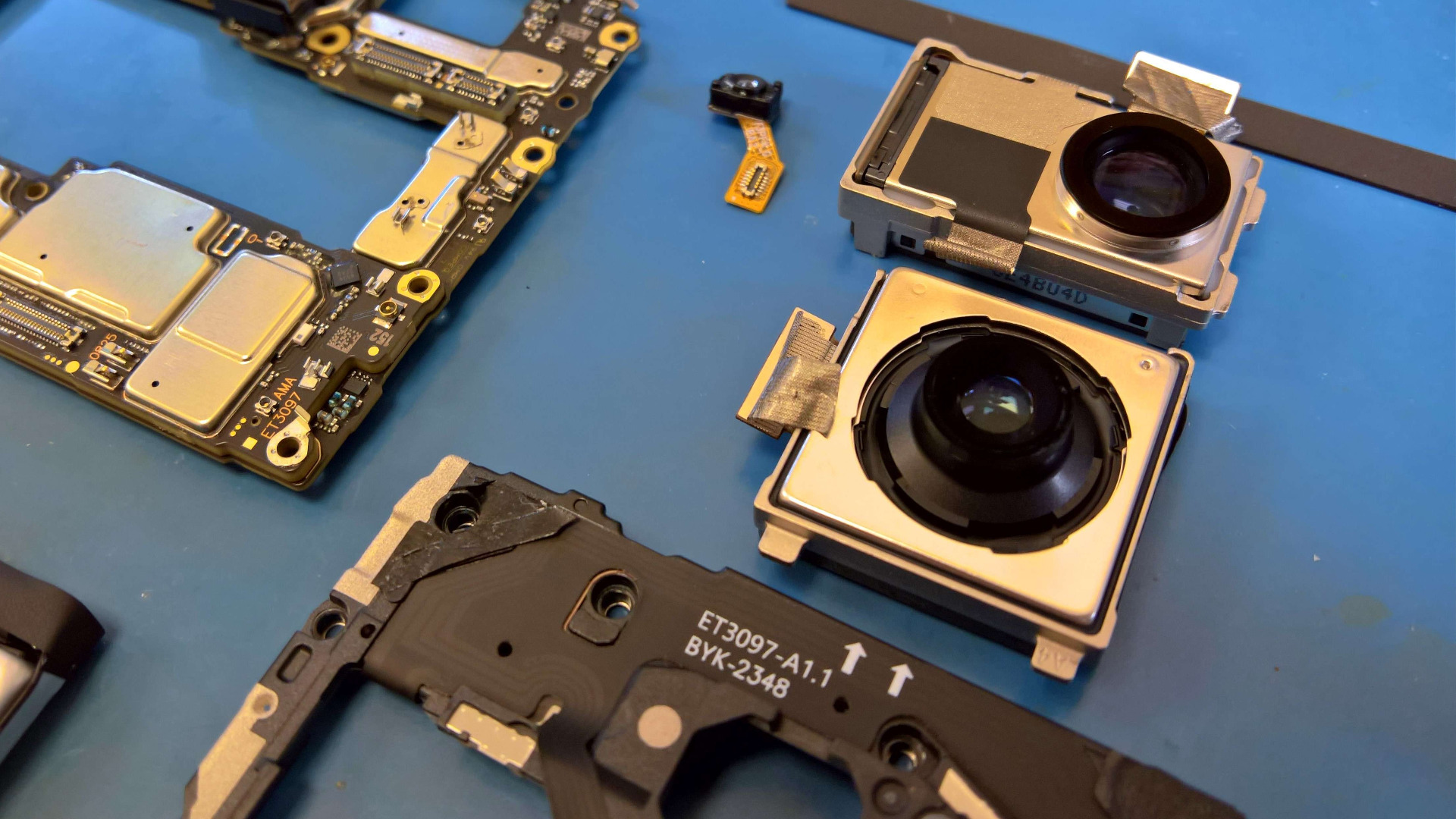 Smartphone Vivo X100 Pro je vybaven fotoaparáty s optikou Carl Zeiss.