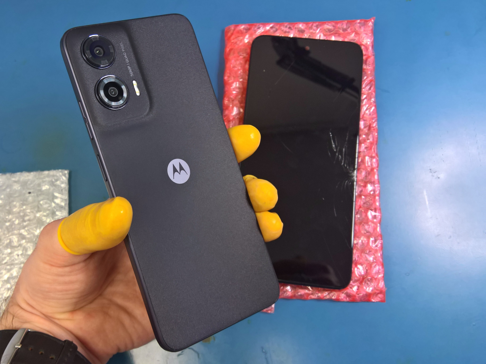Zadní kryt po opětovném nalepení. Nepoznali byste, že byl telefon opravován.